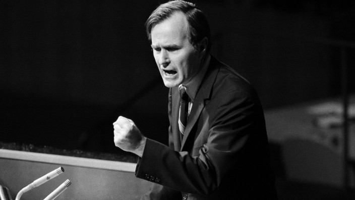 George H. W. Bush: George H.W. Bush bei einer Rede vor den Vereinten Nationen 1971.