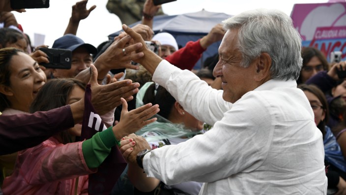 Andrés Manuel López Obrador: AMLO spricht gern zum Volk, am liebsten täglich, wie hier bei einer Wahlkampfveranstaltung im Juni in Puebla.