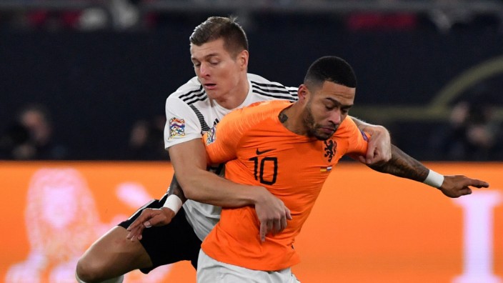 EM-Qualifikation: Handgreiflich: Toni Kroos (links) will den Niederländer Memphis Depay vom Ball drängen.