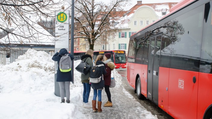 Landrat führt weitere Gespräche: Im Süden - hier in der Stadt Bad Tölz - fahren Busse des Regionalverkehrs Oberbayern, im Norden dagegen die des Münchner Tarifverbunds MVV. Durch den Landkreis geht so gesehen immer noch eine unsichtbare Grenze.