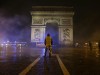 Frankreich - Demonstrant mit gelber Weste in Paris