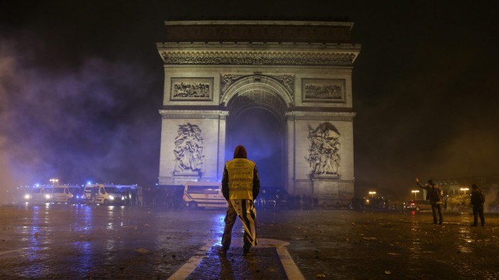 Frankreich - Demonstrant mit gelber Weste in Paris