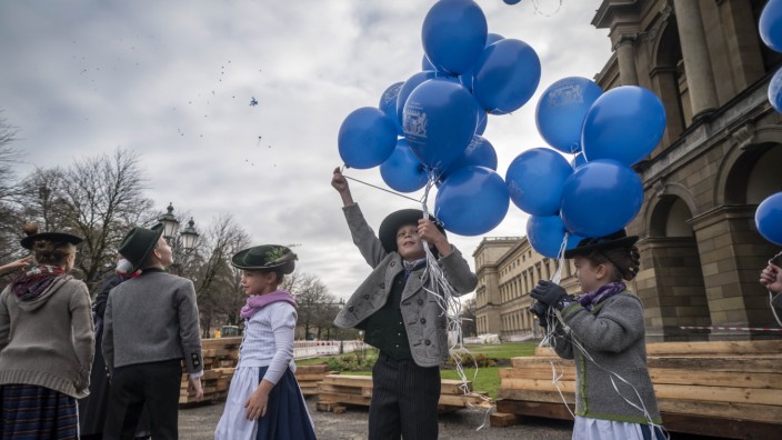 Bayerischer Verfassungstag: Kinder der Helfendorfer Kindergruppe des Goldbergler-Trachtenvereins lassen Luftballone im Hofgarten fliegen.