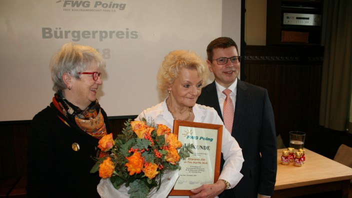Ehrung: Angelika Wank (Mitte) ist die neue Bürgerpreisträgerin. Laudatorin Karin Kölln-Höllrigl und FWG-Vorsitzender Günter Scherzl gratulieren.