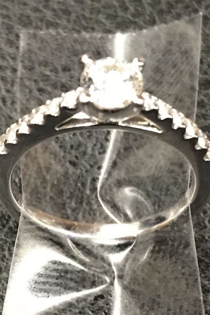 Verlobungsreise: Der Ring, um den es ging: die New Yorker Polizei hat dieses Bild des abhandengekommenen Schmuckstücks veröffentlicht.