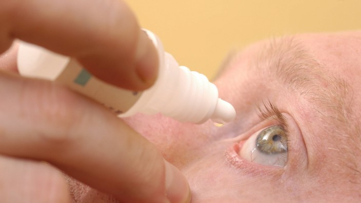 Germering: Die Gabe von Augentropfen kann nach Operationen oder bei Krankheiten entscheidend sein, um das Sehvermögen zu erhalten.