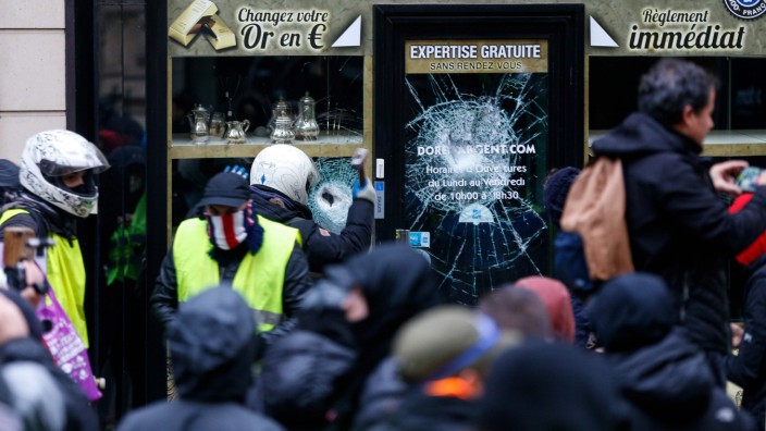Gelbe Westen: Demolierte Fensterscheibe eines Geschäfts in Paris.