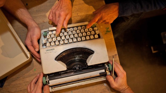 Workshops und Vorträge: Mit etwas Geduld und etwas Geschick setzen die ehrenamtlichen Feinmechaniker auf dem Reparaturtag die alte Schreibmaschine wieder instand.