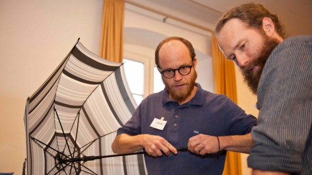 Workshops und Vorträge: Dank Stefan Kiesel und Markus Rupprecht wird der Regenschirm mit der defekten Aufspringautomatik wieder wie neu.