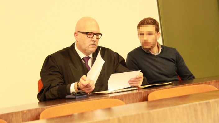 Urteil: Der 33-jährige Manager (rechts) wird einen Großteil seines Lebens hinter sich haben, wenn er aus dem Gefängnis entlassen wird.