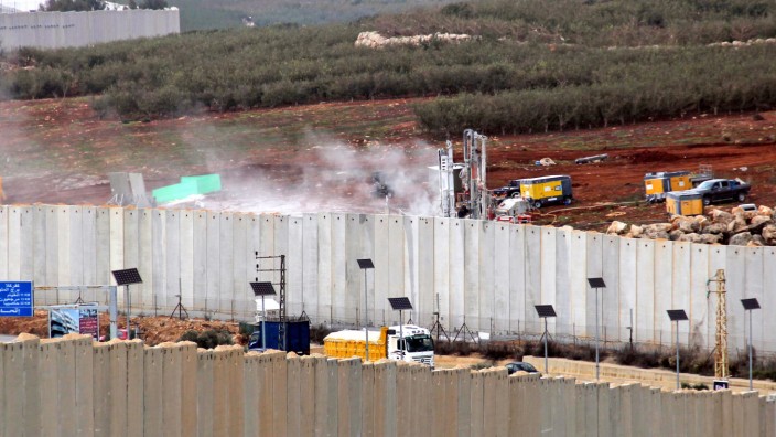 Grenze zwischen Israel und Libanon: Israelische Maschinen arbeiten am Dienstagmorgen an der Grenzmauer zu Libanon.