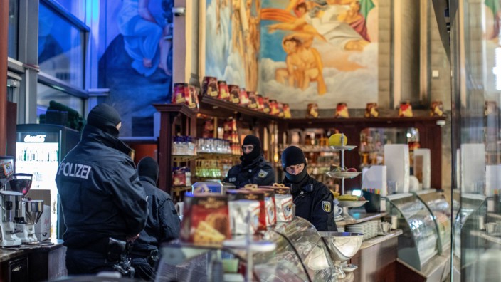 Mafia in Italien: Razzia im Eiscafé: Polizisten in einem Lokal in Duisburg 2018, das im Verdacht stand, Geldwäsche für 'Ndrangheta zu betreiben.