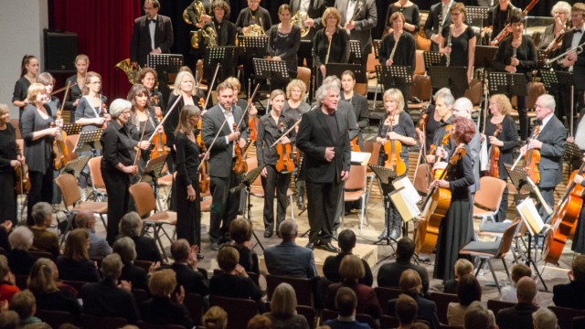 Zum Schluss nochmal in die Loisachhalle: Christoph Adt hat das"Philharmonische Orchester Isartal" zu einem respektablen Klangkörper geformt. Kritiker und Musiker schätzen sein Vermögen, musikalische Zusammenhänge plastisch zu machen. Auf dem Bild leitet er ein Konzert in der Loisachhalle 2014.