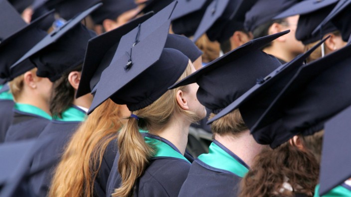 Karriereplanung: Der Trend zur feierlichen Abschlussfeier ist an Fachhochschulen ebenso zu beobachten wie an Universitäten.