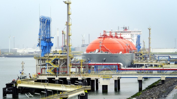 Flüssiggas: Das Gate-LNG-Terminal im Hafen von Rotterdam ist seit 2011 in Betrieb. Im Hintergrund (mit roten Kuppeln) der LNG-Tanker Arctic Voyager.