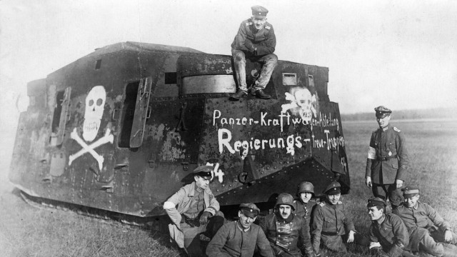 Regierungstreuer Truppen mit einem Panzer während des Januaraufstandes, 1919