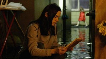 Interview: Jennifer Connelly als Dahlia Williams in 'Dark Water - Dunkle Wasser', dem neuen Horrofilm von Walter Salles.
