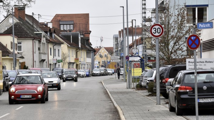 Verkehr: Im Bereich von Kreisklinik und Kindergarten dürfen Autos nun nicht mehr 50 Kilometer pro Stunde fahren, so wie auf dem Rest der Dachauer Straße.
