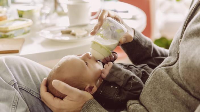 Father bottle feeding his newborn baby boy model released Symbolfoto property released PUBLICATIONxI