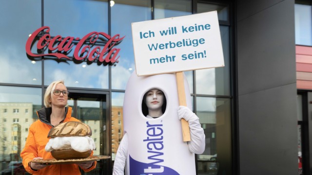 foodwatch-Protestaktion bei Coca-Cola