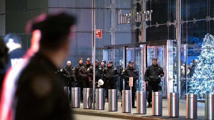 New York: Bombendrohung gegen CNN: Einsätzkräfte des New York Police Depatements vor dem Time Warner Center in New York.