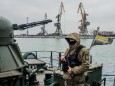 Ukrainischer Grenzsoldat im Hafen von Mariupol am Asowschen Meer.