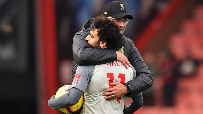 Premier League: Liverpool-Trainer Jürgen Klopp mit Dreifach-Torschütze Mohamed Salah.