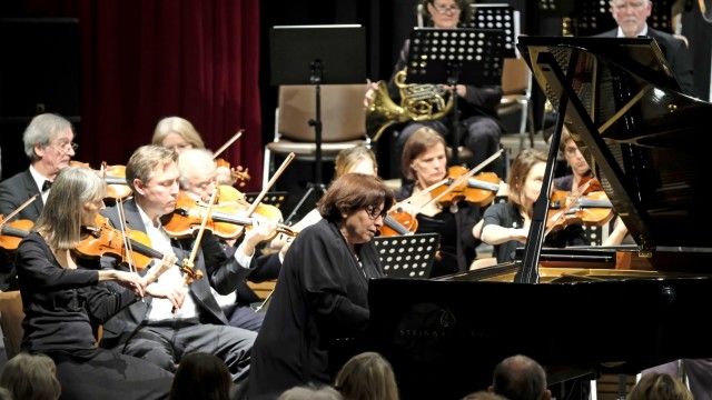 Auftritt in der Loisachhalle: Als Gast trat die rumänische Pianistin Dana Borşanmit dem Ensemble auf.