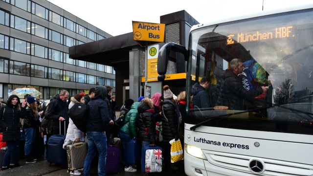 S-Bahn München: Lange Warteschlangen bildeten sich an den Flughafen-Expressbussen der Lufthansa am Hauptbahnhof.