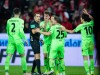 Hannover 96 - Spieler diskutieren in Mainz mit Schiedsrichter Robert Hartmann