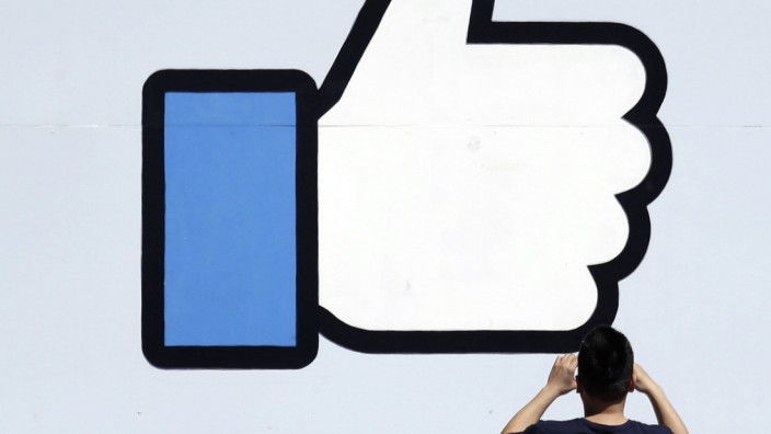 Facebook: Ein Besucher am Hauptsitz von Facebook in Menlo Park fotografiert das Logo.