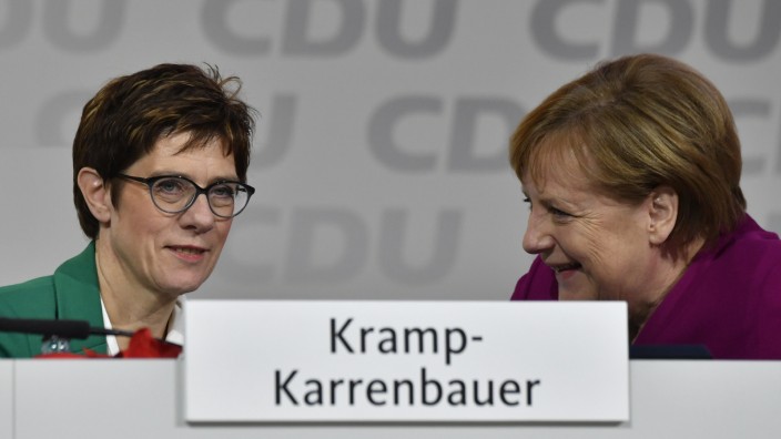 Annegret Kramp-Karrenbauer: Auf diesem Schild hat ihr Name Platz: Die neue CDU-Vorsitzende Annegret Kramp-Karrenbauer mit Kanzerlin Angela Merkel beim CDU-Parteitag in Hamburg.