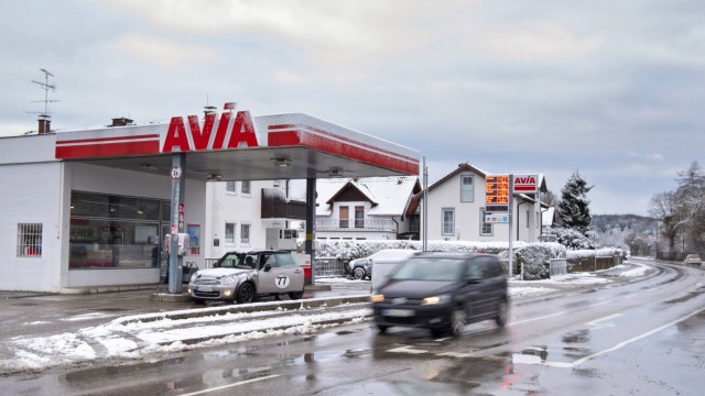 Nach 70 Jahren Betrieb: In wenigen Tagen schließt die Avia-Tankstelle an der Starnberger Straße in Gauting, wo die Autofahrer seit Jahrzehnten tanken.