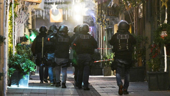 Straßburg: Spezialeinheiten der Terrorbekämpfung suchen nach dem Täter.