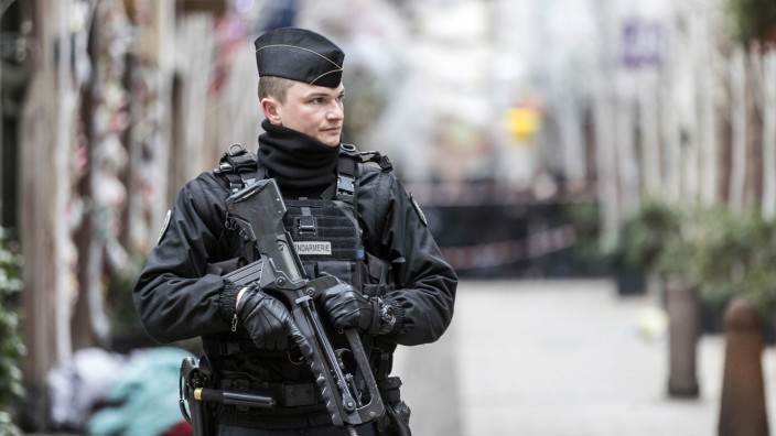 SZ Espresso: Die Polizei fahndet nach dem Angreifer von Straßburg.