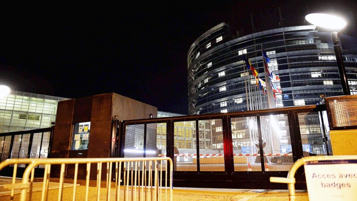 Straßburg: Das abgeriegelte EU-Parlament in Straßburg am späten Dienstagabend