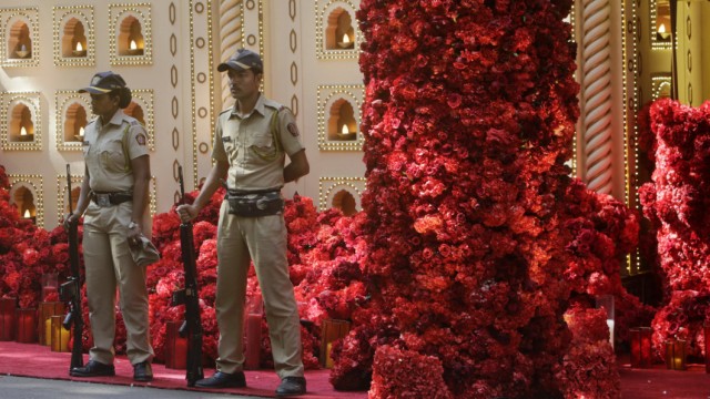 Corona-Pandemie: Polizisten bewachen im Dezember 2018 vor der Hochzeit seiner Tochter das pompös geschmückte Haus von Mukesh Ambani in Mumbai. Isha Ambani heiratete Anand Piramal, den Sohn eines anderen indischen Großindustriellen.