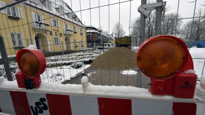 Neubiberg: Bauzäune versperren Fußgängern hinter dem Rathaus den Weg.