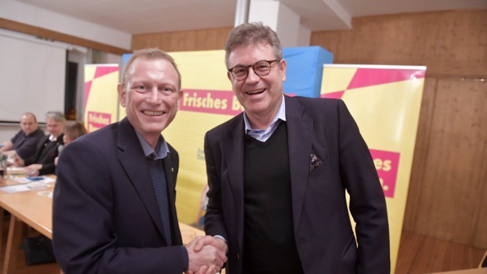 Kreis-FDP: Der FDP-Bundestagsabgeordnete Jimmy Schulz gratuliert dem Kreisvorsitzenden Michael Ritz (rechts) zur Wahl.