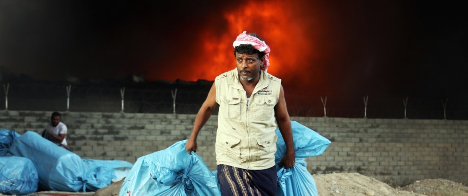Humanitäre Katastrophen: März 2018: Ein Mann versucht Lebensmittel aus einem brennenden Lager des Welternährungsprogramms der Vereinten Nationen in al-Hudaida, im Westen Jemens, zu retten.