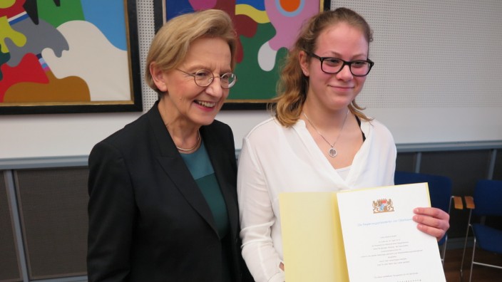 Egmatingerin wird ausgezeichnet: Regierungspräsidentin Maria Els überreicht die Urkunde an die Schülerin Maxima Barth.