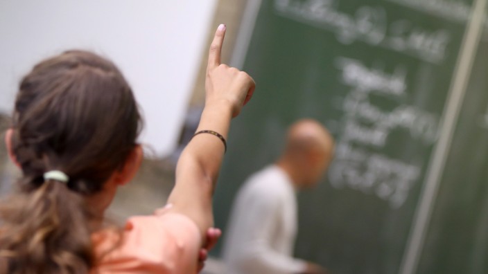 Schulpolitik: Eine Schülerin einer fünften Klasse meldet sich im Unterricht. An den bayerischen Schulen mangelt es an Personal. Eine bessere Bezahlung soll Abhilfe schaffen.