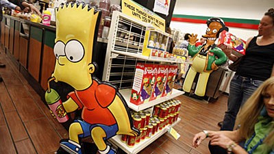 "The Simpsons"-Erfinder Matt Groening: Bart Simpson in einem Nachbau des fiktiven Springfielder  Supermarktes Kwik E-Mart.