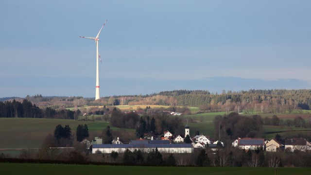 Energiewende: Noch steht das Windrad Kammerberg allein auf weiter Flur. Mit dem geplanten Ausbau der Windenergie im Landkreis soll sich das ändern - nicht nur für die Elektrifizierung des Verkehrssektors wird das nötig sein.