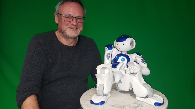Studium: Anglist Jürgen Handke mit Roboter Miki.