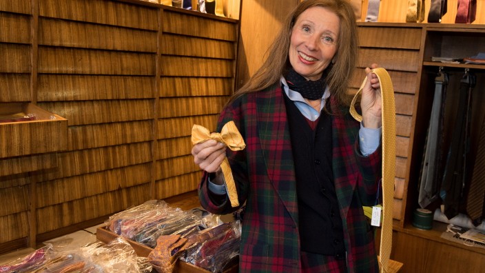 Einkaufen in der Innenstadt: Elisabeth Maier merkt in ihrem Krawattenladen nicht sehr viel vom Weihnachtstrubel.