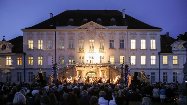Kulturkreis Haimhausen: Normalerweise tummeln sich hier die Schüler der Bavarian International School, der Kulturkreis nutzt die stimmungsvolle Kulisse aber auch manchmal für eigene Veranstaltungen, hier bei der "Venezianischen Nacht" mit Opernmusik.