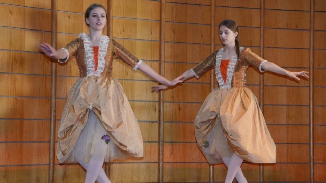 Benefizkonzert: Balletttänzerinnen zeigen auf der Bühne eine Szene aus dem Stück "Die Puppenfee" von Josef Bayer.