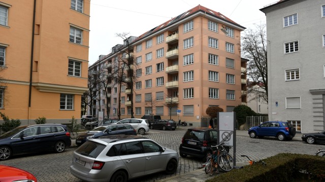 Schwabing: Fällt die Erhaltungssatzung, fällt auch die Abwendungserklärung: Die Bewohner von Bauerstraße 10 (rosa Eckhaus) befürchten teurere Mieten.