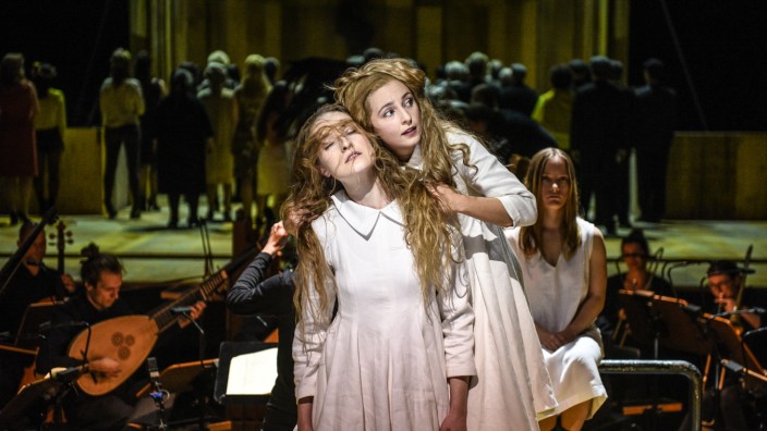 Oper: Die Sängerinnen Amelia Scicolone (links) und Nikola Hillebrand als Sopranengel in Mannheims Marienvesper.